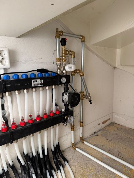 Vloerverwarmingsverdeler met pomp en flowmeters